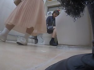 gadis Korea menggunakan toilet bagian 4