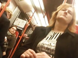 Upskirt пожилые женщины в поезде