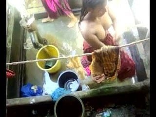 Bangla pueblo desi niñas se bañan en polar sede polar ciudad de Dhaka (5)