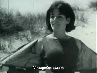 Nudist Mädchen Manufacturer auf einem Margin (1960 Jahrgang)