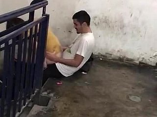 Izraelska kurwa w budowaniu schodów.