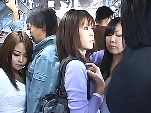 Jepang AV Chisel memberikan handjob untuk pria terangsang dalam bus umum