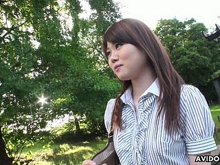 Atractiva chica japonesa Kazumi Saijo definitivamente ama cuando ella se la follan perrito