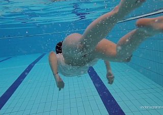 Katy Soroka peludo subaquática adolescente